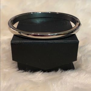 🆕NEW Mirror-like Silver Oval Hinged Bracelet!